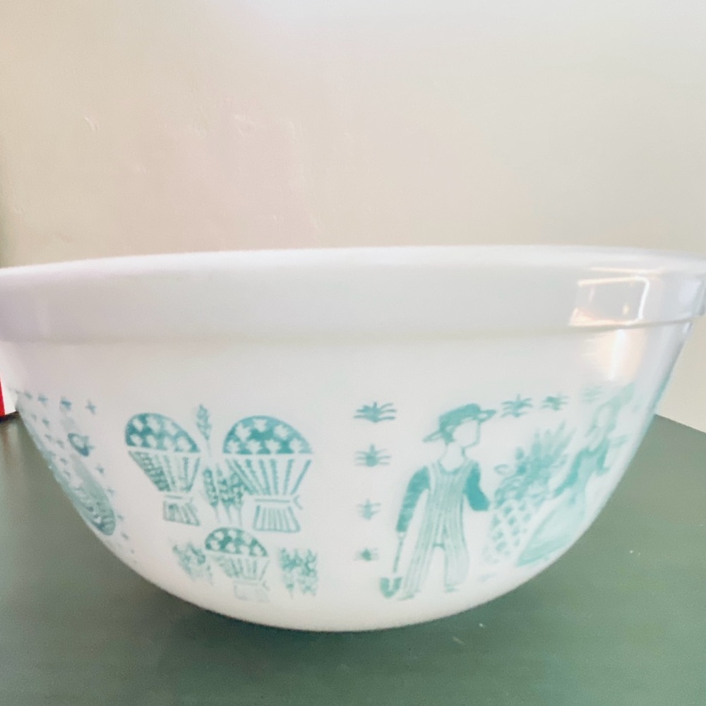 Pyrex mixing bowl, large. Vintage. 2.5 quart.  blue/white